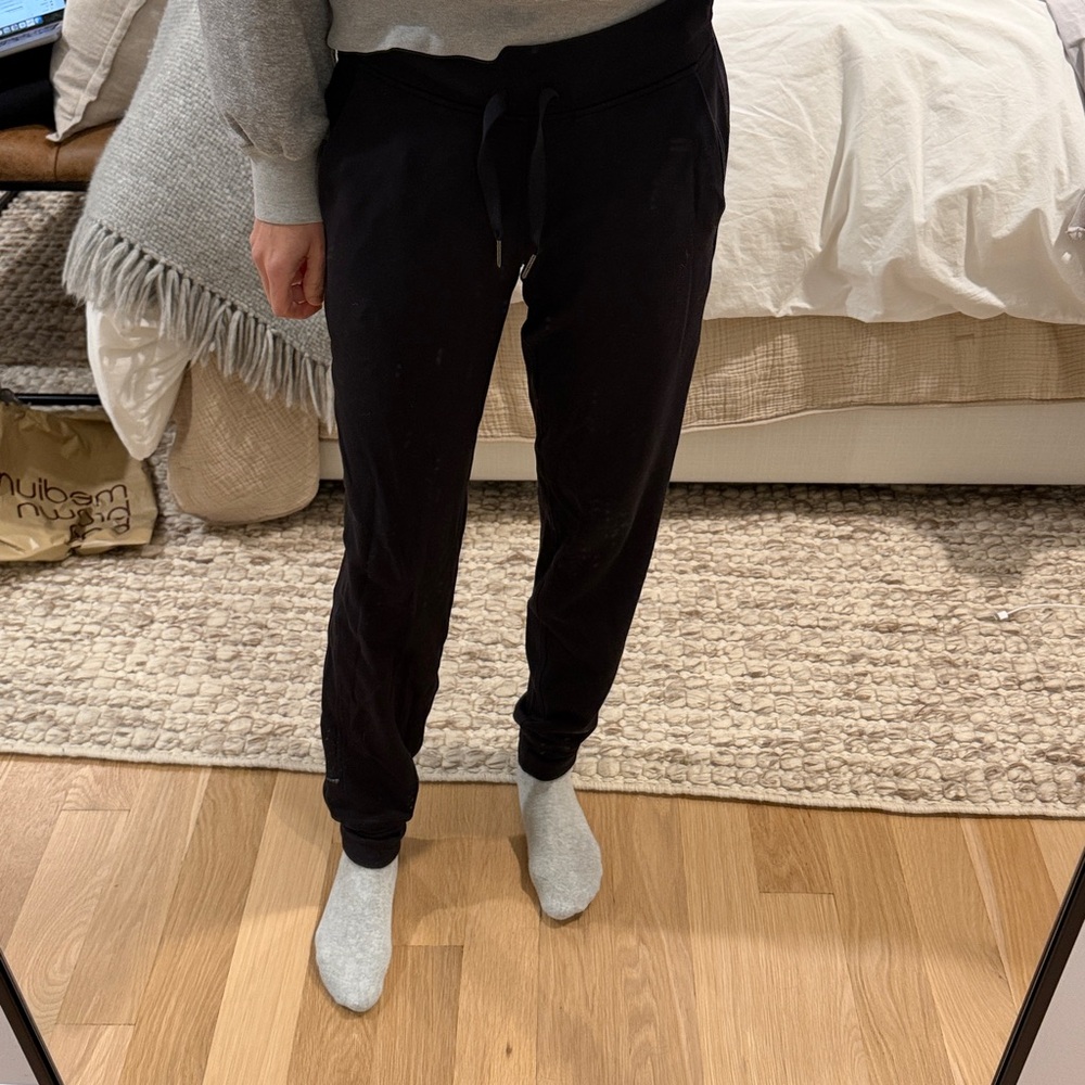 Lululemon black joggers, 4